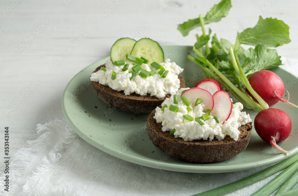 Curd sandwiches with fresh herbs. Fresh rye bread with cottage cheese and green herbs. Curd sandwiches with fresh herbs. Fresh rye bread with cottage cheese and green herbs.
