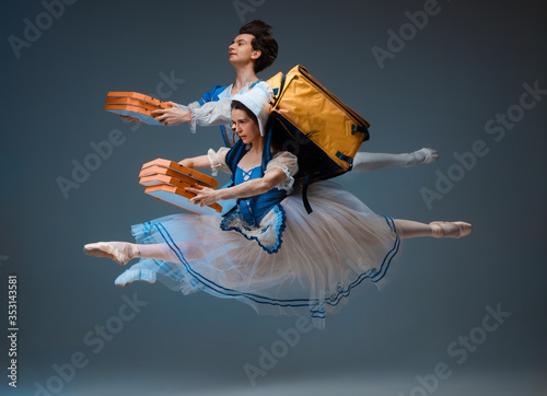 Φωτογραφία Modern Cinderella and prince hurrying up, deliverying pizza