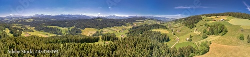 Fototapeta Naklejka Na Ścianę i Meble -  Ein weites Panorama mitten im Emmental, Schweiz