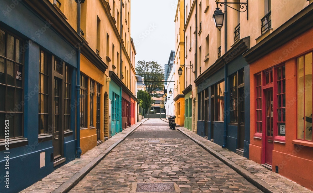 La rue très colorée de Paris : rue Crémieux.