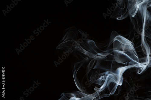 dym z kadzidełka na czarnym tle photo