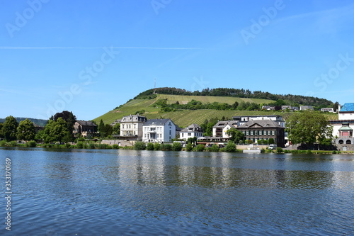 Blick über die Mosel auf die Altstadt Traben-Trarbach photo