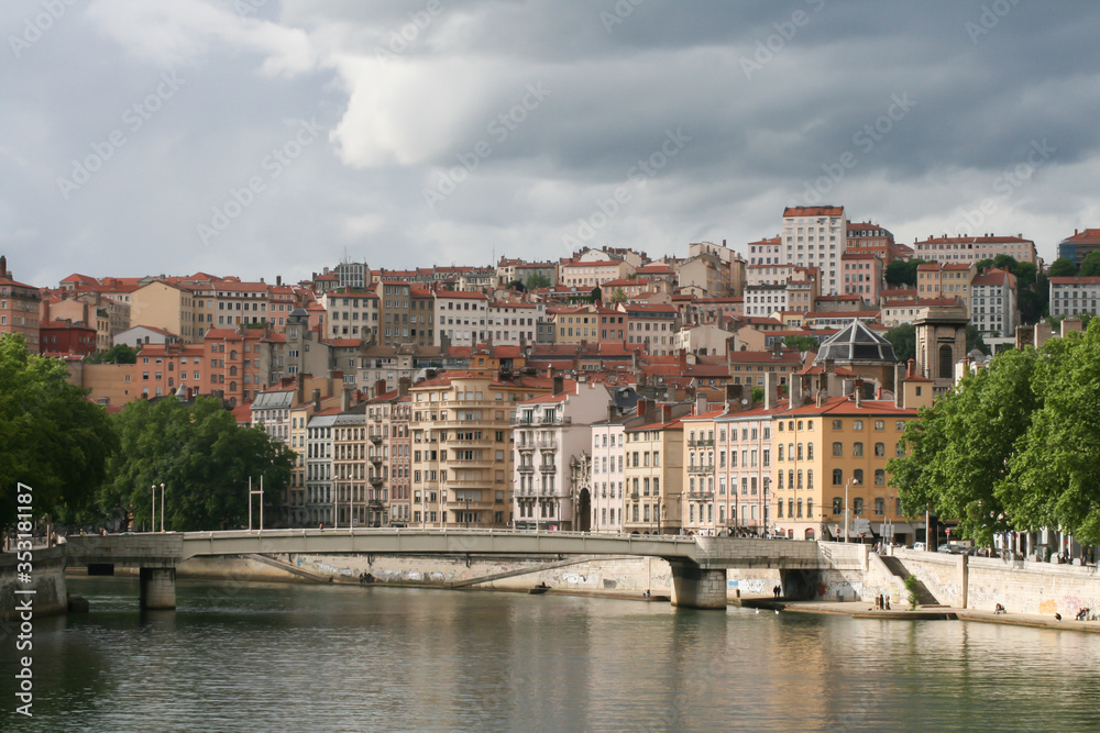 vue depuis la saône sur la croix rousse à lyon