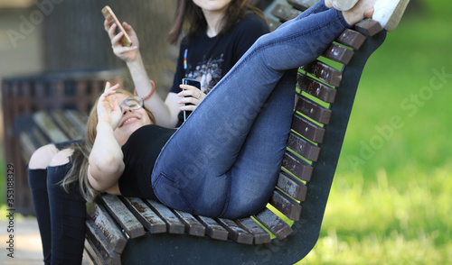 Bilde på lerret sexy legs and ass girls in jeans on a bench