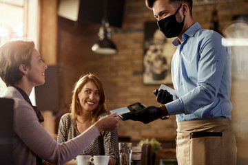 Fotobehang Kroeg Contactloos betalen in gezellig café  © Drazen