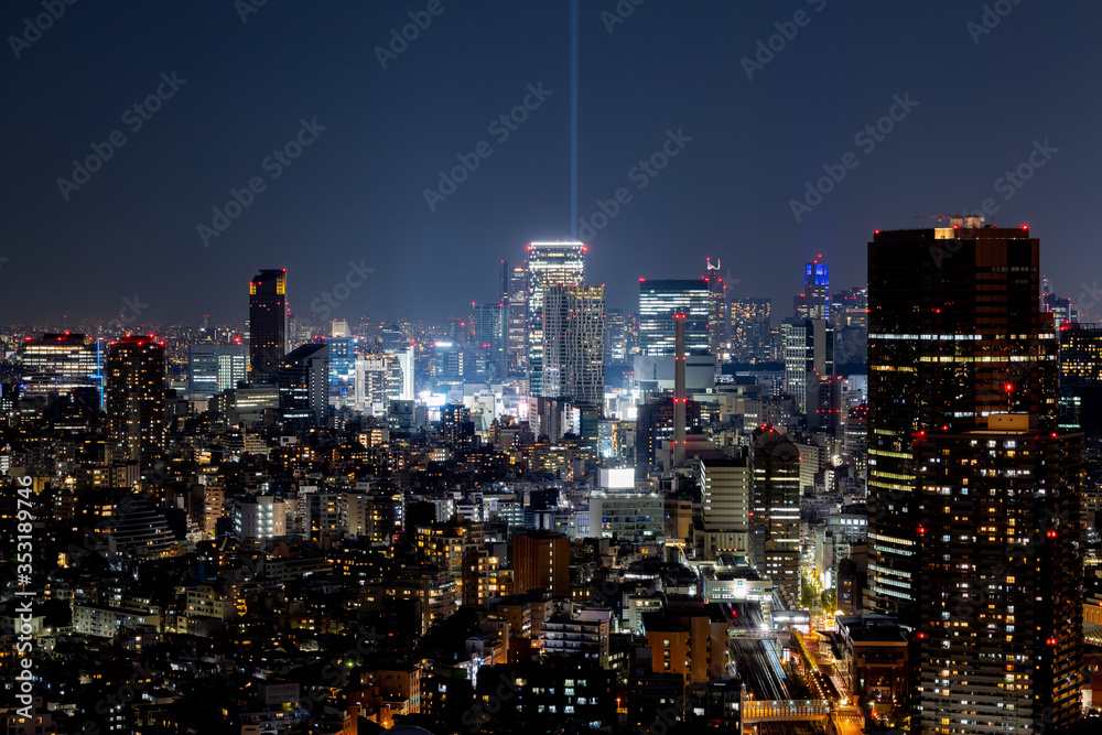 Fototapeta premium 空に突き刺さる夜景