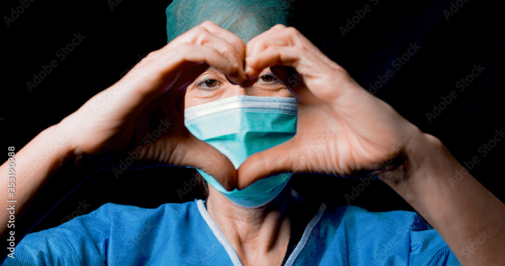 Foto De Dottoressa Fa Il Simbolo Del Cuore Con Le Mani Per Dare