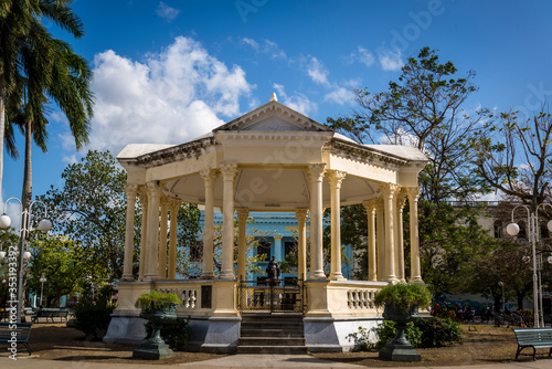 Foto Bandstand in the center of the park, erected in 1911, still serves for weekly pu