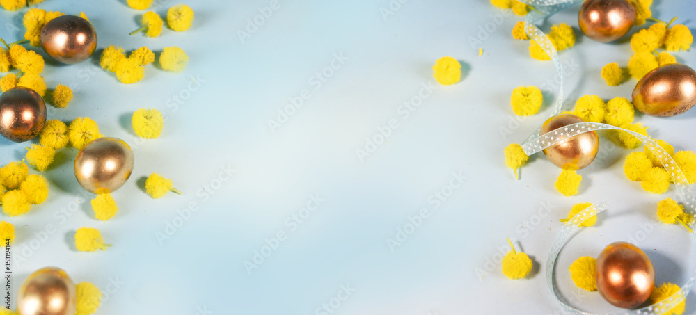 Obraz premium Blooming mimosa branches with easter eggs