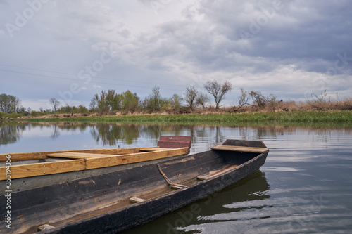 dwie drewniane łódki na rzece