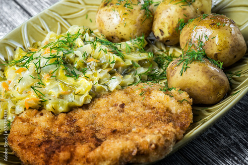 kotlet schabowy z młodą kapustą i młodymi ziemniaczkami, jedzenie, posiłek, obiad, smażone, lunch, piec, gotowanie, wieprzowina, delikatesowy, kartofel, jeść, kotlet, schabowy, kapusta, domowe