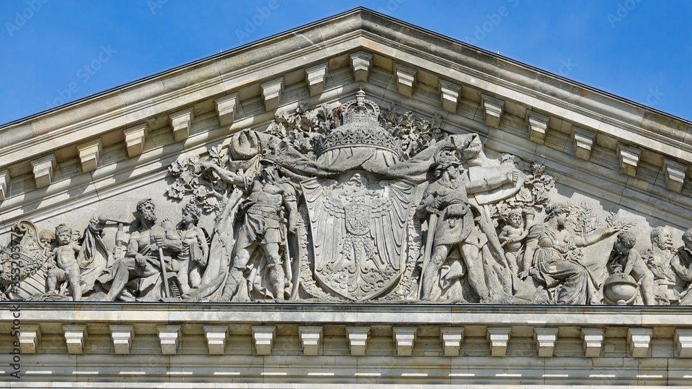 Fototapeta premium Deutsches Parlamentsgebäude, Reichstag von außen, Deutschland Fahne, Europa Fahne, Bundestag