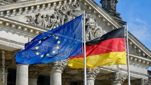 Deutsches Parlamentsgebäude, Reichstag von außen,
Deutschland Fahne, Europa Fahne, Bundestag