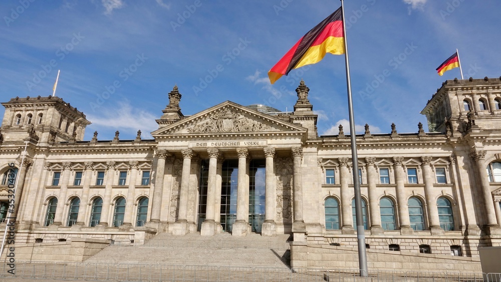 Fototapeta premium Deutsches Parlamentsgebäude, Reichstag von außen, Deutschland Fahne, Europa Fahne, Bundestag