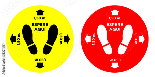 Cartel piso espere aquí. Distancia social 1.5 metros prevención Coronavirus.