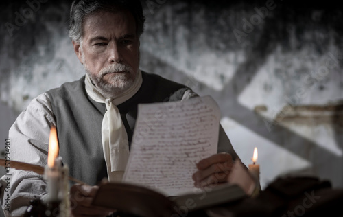 colonial man reading a document during the 1776 war Fototapet