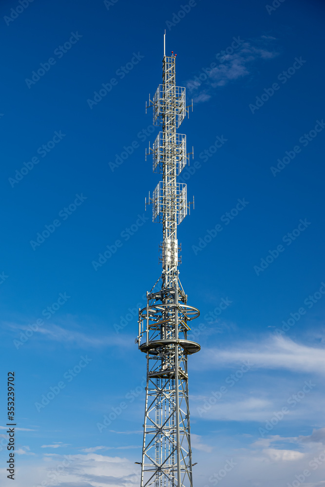 Wieża radiowa na tle niebieskiego nieba. Wieża radiowa na tle niebieskiego nieba.