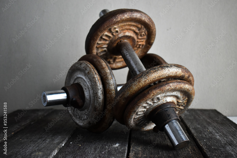 Obraz premium old rusty dumbbell