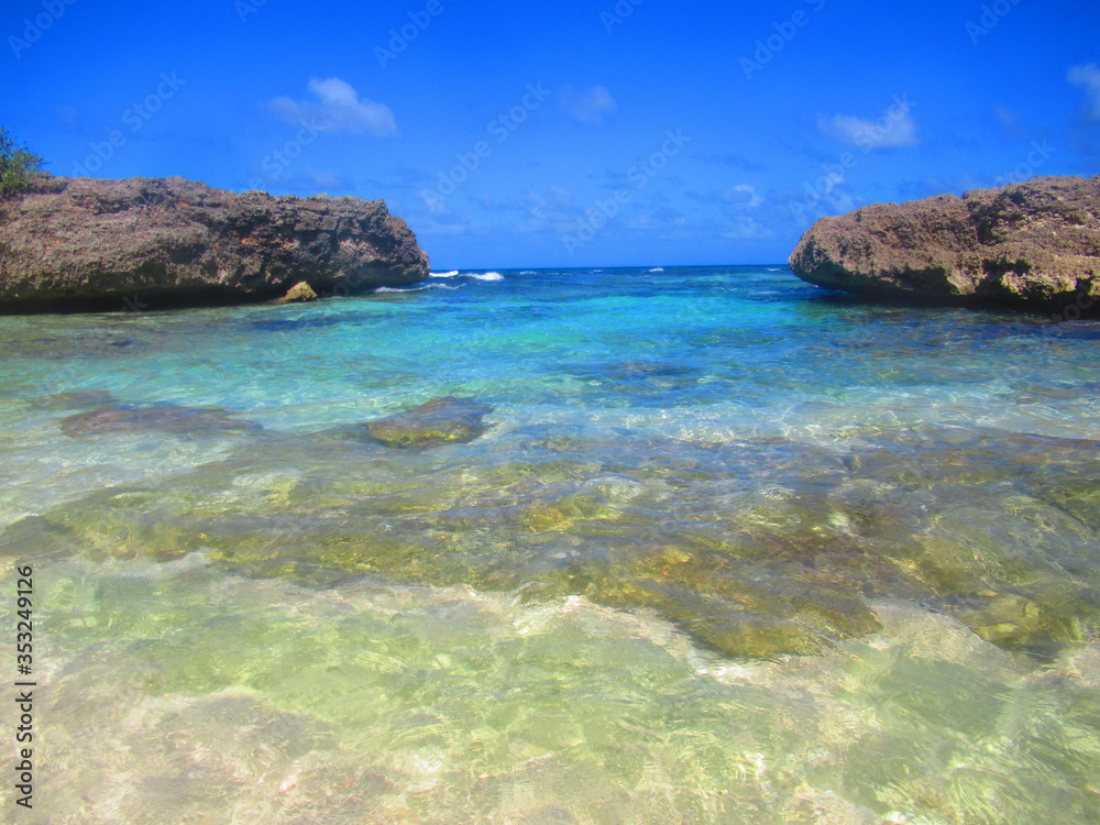 Une baie avec la mer transparente et turquoise  sous le ciel bleu