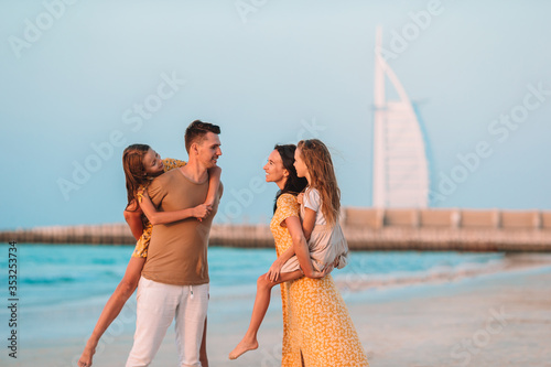 Photo Happy family on the beach during summer vacation