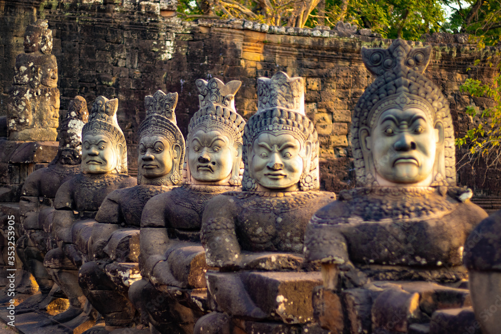 Obraz premium Piękny widok na świątynię Angkor Thom w Siem Reap w Kambodży.