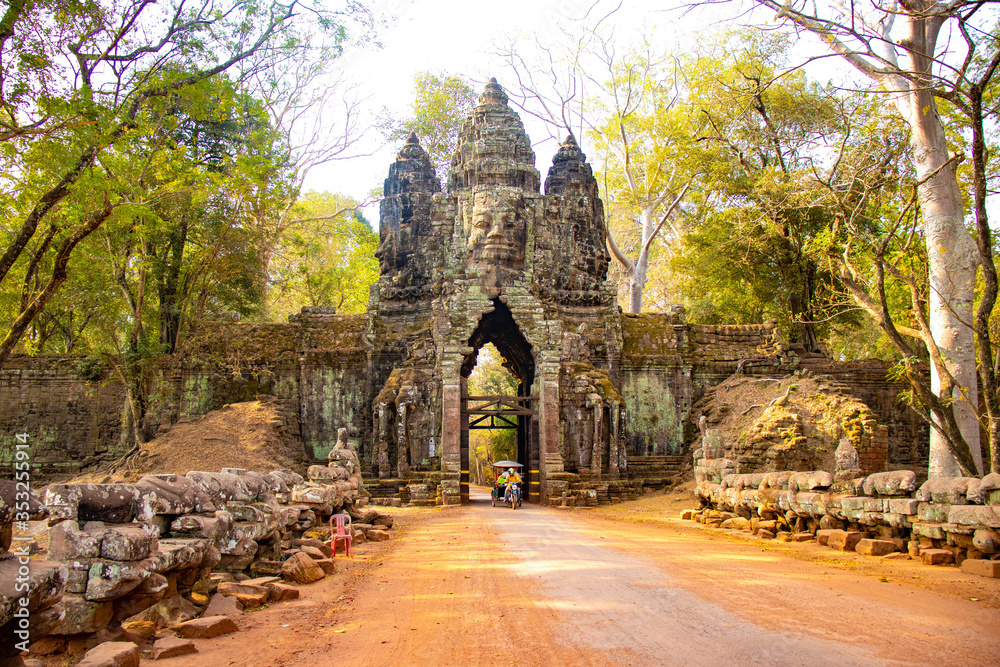 Obraz premium Piękny widok na świątynię Angkor Thom w Siem Reap w Kambodży.