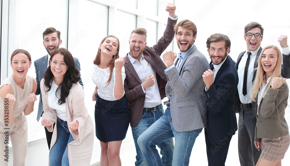 Obraz premium in full growth. a group of happy young business people