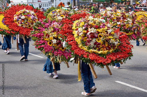 Foto Tradicional desfile de silleteros en Medellin, Colombia, durante la feria de las