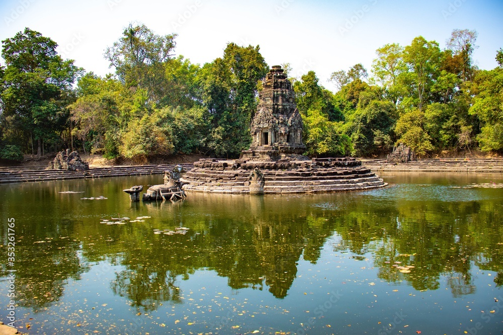 Obraz premium A beautiful view of Wat Prasat Neak Pean temple at Siem Reap, Cambodia.