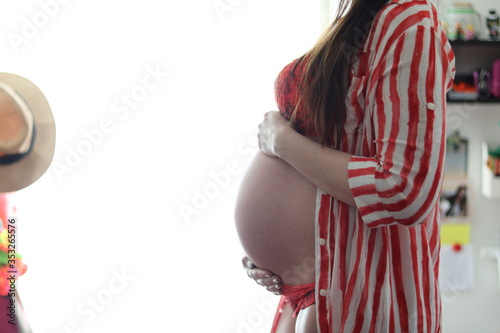 Mujer embarazada sosteniendo su barriga  photo
