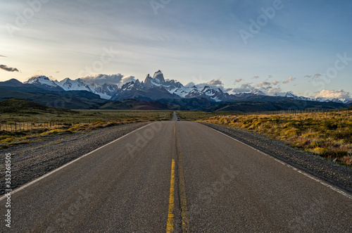 vista a la mitad de la ruta con un fondo a las grandes montañas. El Chalten, Santa Cruz, Argentina 