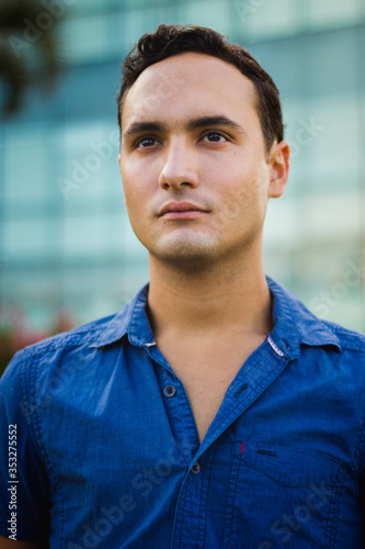 Retrato joven mexicano elegante casual en azul dia de verano