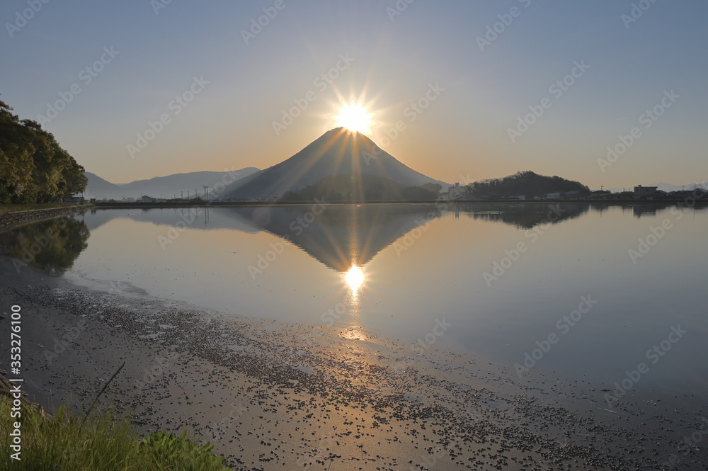 讃岐富士。その昔、香川県は讃岐（さぬき）と呼ばれていたが、讃岐を代表する名山である。おにぎりの形をしていることから飯野山とも呼ばれる独立峰。標高422ｍ。