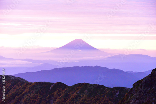 日本で2番目に高い南アルプス北岳から望む霊峰富士山。