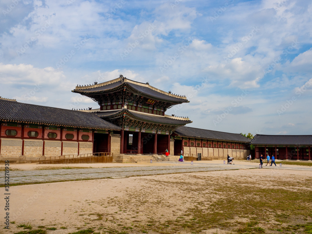 Fototapeta premium Gyeongbokgung Palace in Seoul, South Korea : SEP 19, 2019.