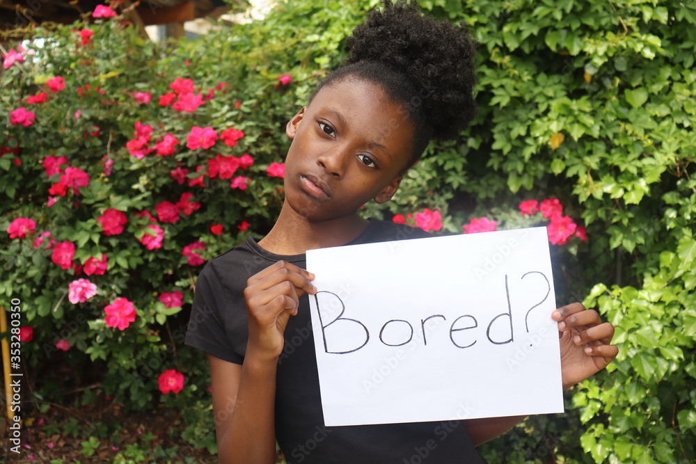 Φωτογραφία Girl holding white paper sign with the word Borded written on it
