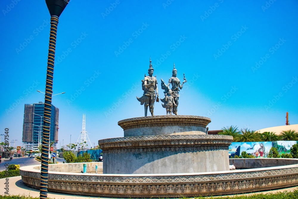 Fototapeta premium A beautiful view of Royal statues at Phnom Penh, Cambodia.