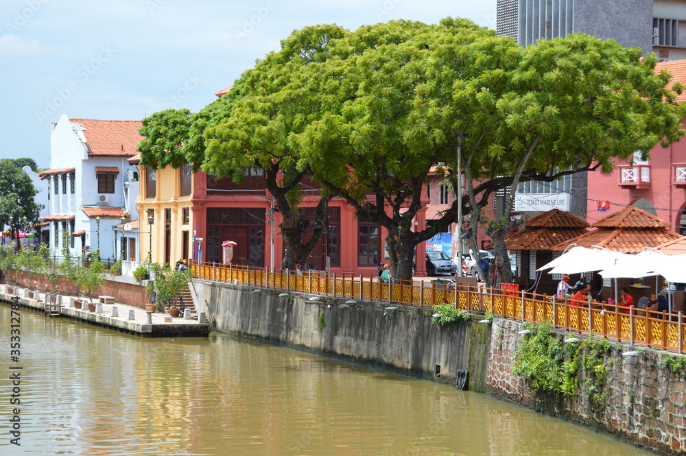Obraz premium Canal in Malacca, Malaysia, with Colorful Buildings
