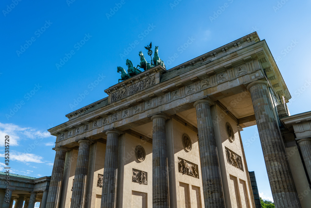 Obraz premium Brandenburger Tor (Brandenburg Gate) panorama, famous landmark in Berlin Germany