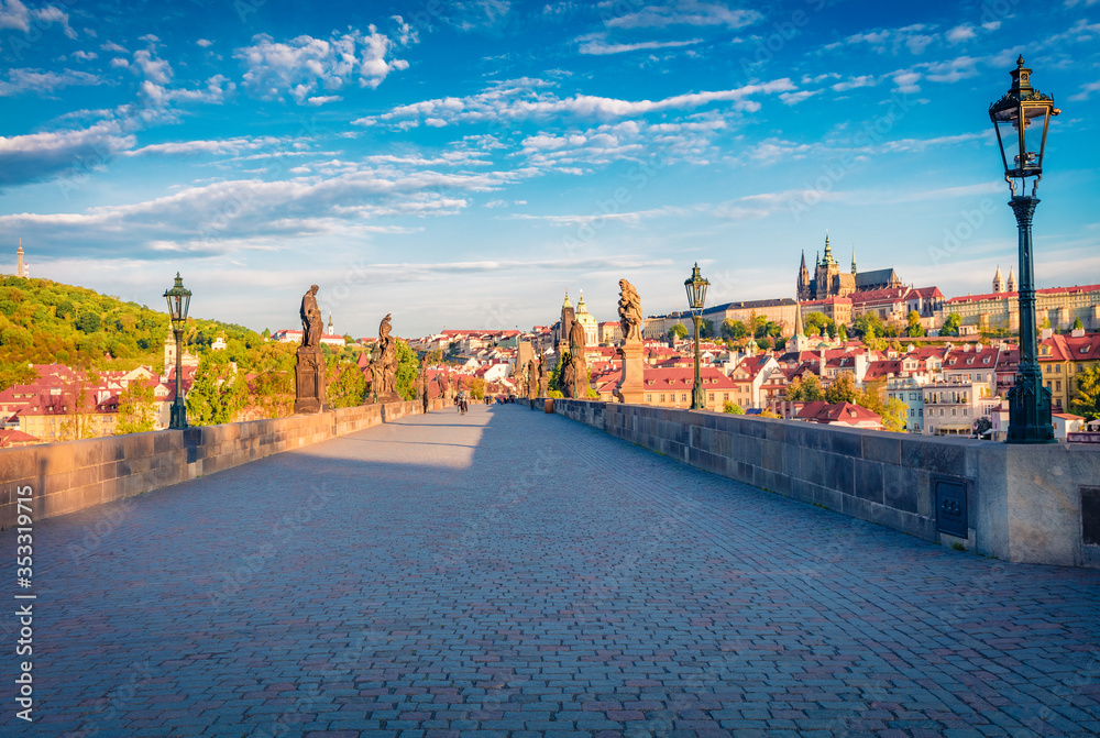 Obraz premium Impressive morning view of Charles Bridge, Prague Castle and St. Vitus cathedral on Vltava river. Bright summer cityscape of Prague, Czech Republic, Europe. Traveling concept background..