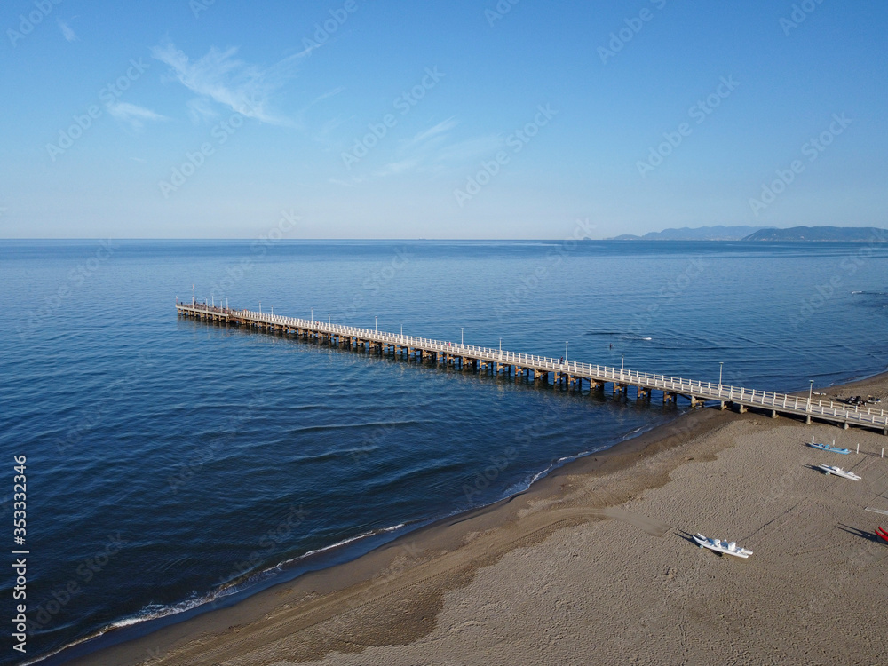 Vista aerea della spiaggia e del Pontile di Forte dei Marmi in primavera