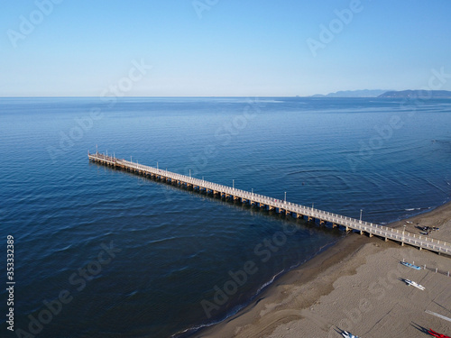 vista aerea del Pontile e della spiaggia di Forte dei Marmi © federico neri