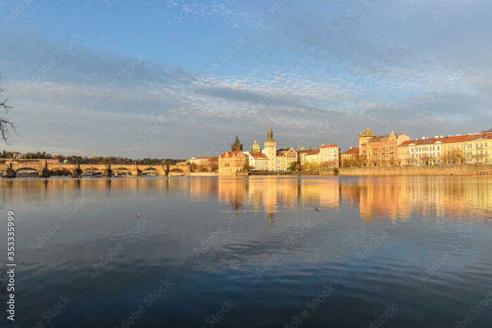 Obraz premium Charles Bridge over the Vltava in Prague.
