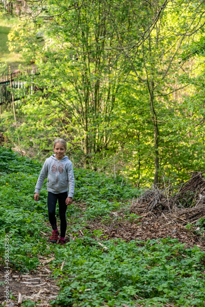 Mädchen beim unbeschwerten Spielen im Wald Mädchen beim unbeschwerten Spielen im Wald