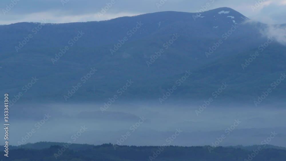 山間の霞む風景 山間の霞む風景