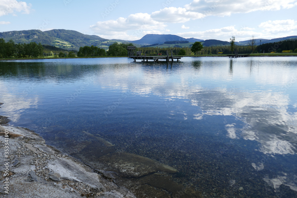 Fototapeta premium Beautiful landscape, lake and mountains of the Alps in Austria. Rest for tourists.