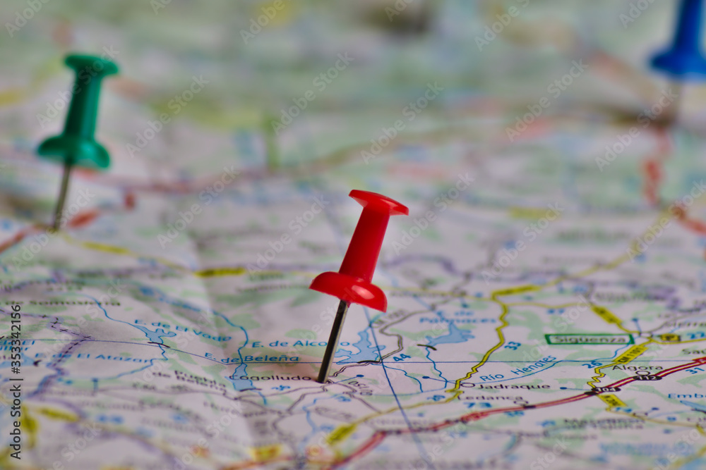 Concepto viajes, marchas con chinchetas en un mapa de carreteras Concepto viajes, marchas con chinchetas en un mapa de carreteras
