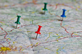 Concepto viajes, marchas con chinchetas en un  mapa de carreteras