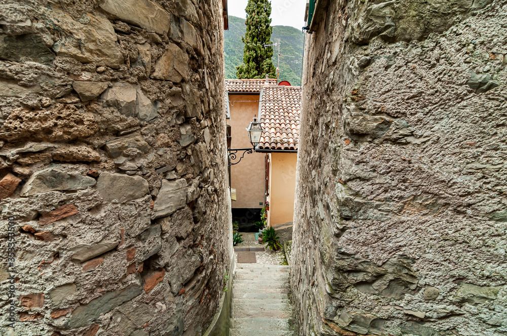 Φωτογραφία Narrow street of the ancient village Albogasio Oria, province of Como, Italy