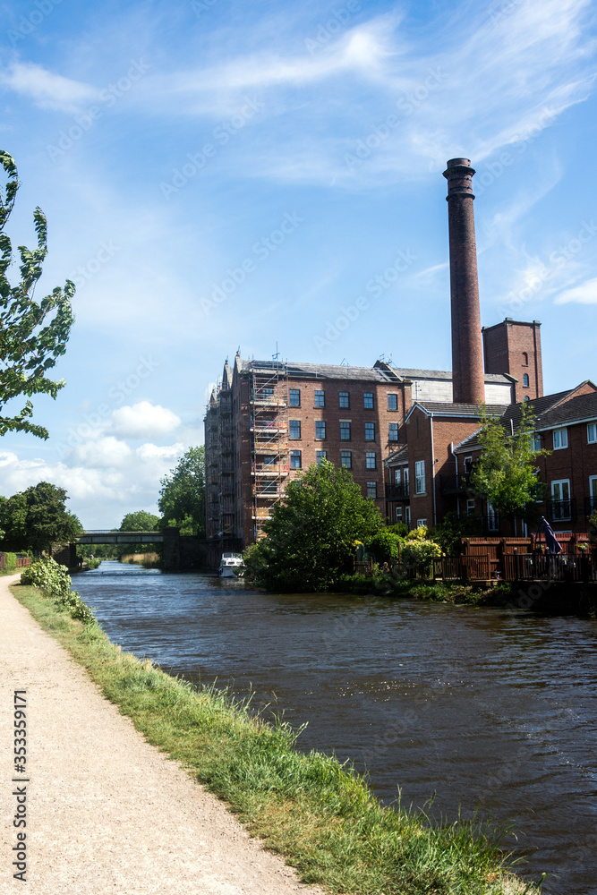 Obraz premium The Leeds - Liverpool Canal at Burscough, Lancashire.